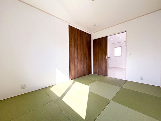 和室　リビングからも目が届きやすいのでお子様のプレイルームとしても最適！畳はオシャレな正方形タイプです。
