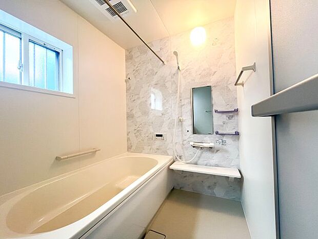 浴室　浴室にあるカウンターは簡単に取り外しができ、お掃除もラクラク！また、浴槽上にかけて飲み物やアロマを置くこともでき、より心地のいい癒しの空間に！