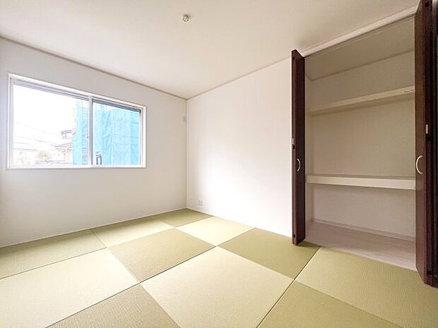 和室　リビングからも目が届きやすいのでお子様のプレイルームとしても最適！畳はオシャレな正方形タイプです。