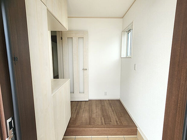 【波志江町2期A号棟　玄関】　家族を迎える、広く明るい玄関です。　シューズボックスでスマート収納♪