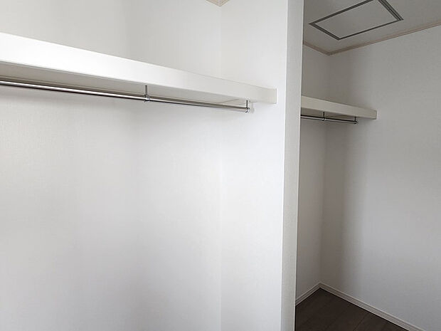 【波志江町2期A号棟　収納】　主寝室のWICでスマートな空間と　おしゃれを同時に叶えます♪