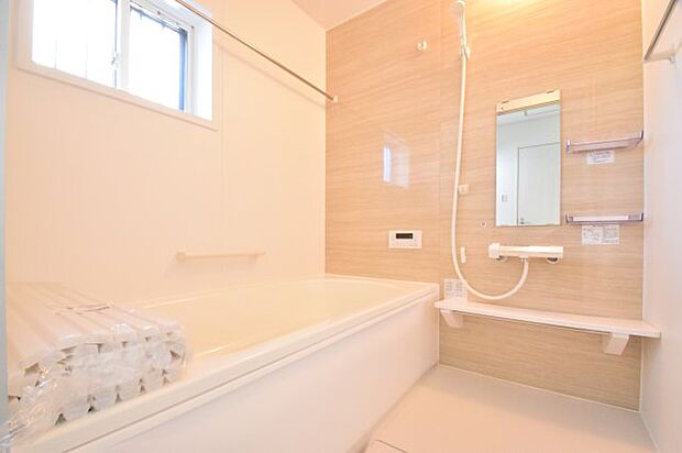 F号棟　浴室　　広々とした浴室です。24時間換気や、浴室乾燥機能も備えております。
