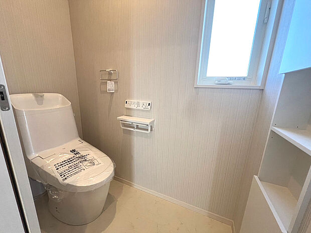久喜市鷲宮（全10区画）I号棟　トイレ　フチレス形状やお掃除リフトアップ機能などお手入れのしやすさが特徴。壁設置型のリモコンと2連紙巻き器が備え付けとなっている節水タイプのトイレです。