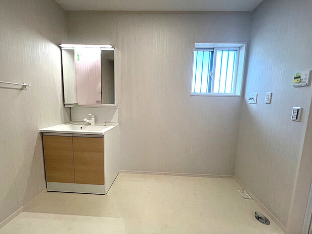 久喜市鷲宮（全10区画）I号棟　洗面室　3面鏡を開けるとたっぷりの収納スペースがあります。片付けにくい大きめの家電もすっきり収納できます。