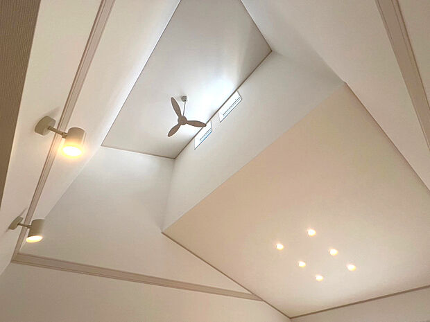 久喜市鷲宮（全10区画）I号棟　勾配天井　リビングダイニング上部は開放感あふれる勾配天井+吹抜で目に入る空間が広く感じられます。