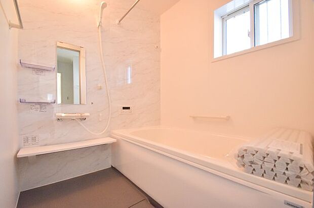 B号棟　浴室　　広々とした浴室には、24時間換気や浴室乾燥機能もございます。