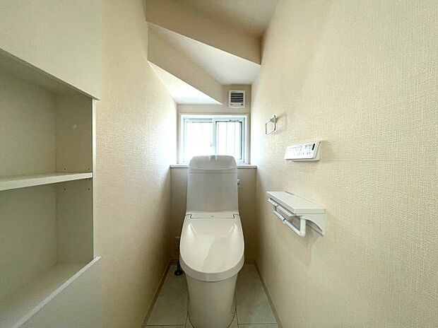 トイレ　トイレは1Fと2Fに標準装備されています。フチをまるごとなくしたお掃除ラクラクなフチレス形状となっております！