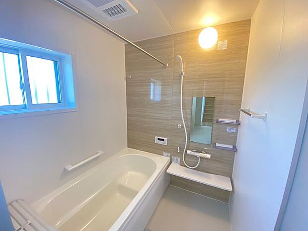 久喜市鷲宮（全10区画）C号棟　浴室　浴室にあるカウンターは簡単に取り外しができ、お掃除もラクラク！浴室暖房換気乾燥機付きで雨の日のお洗濯物を乾かせます。