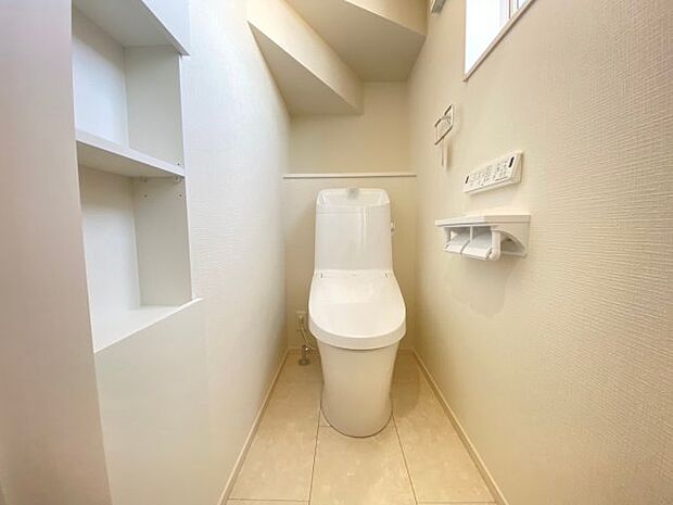 久喜市鷲宮（全10区画）C号棟　1階トイレ　フチレス形状やお掃除リフトアップ機能などお手入れのしやすさが特徴。壁設置型のリモコンと2連紙巻き器が備え付けとなっている節水タイプのトイレ。