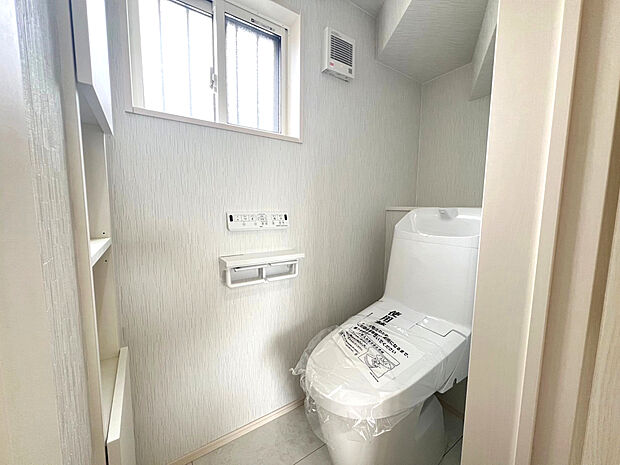 久喜市鷲宮（全10区画）E号棟　トイレ1階　フチレス形状やお掃除リフトアップ機能などお手入れのしやすさが特徴。