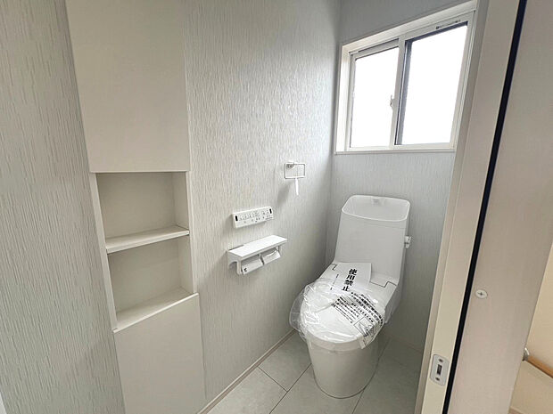 久喜市鷲宮（全10区画）E号棟　トイレ2階　フチレス形状やお掃除リフトアップ機能などお手入れのしやすさが特徴。
