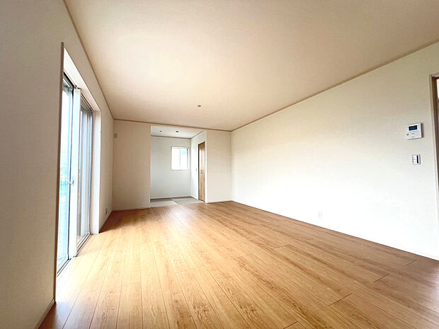 久喜市鷲宮（全10区画）G号棟　LDK17.7帖　家具を置いてもゆとりのある広さです。