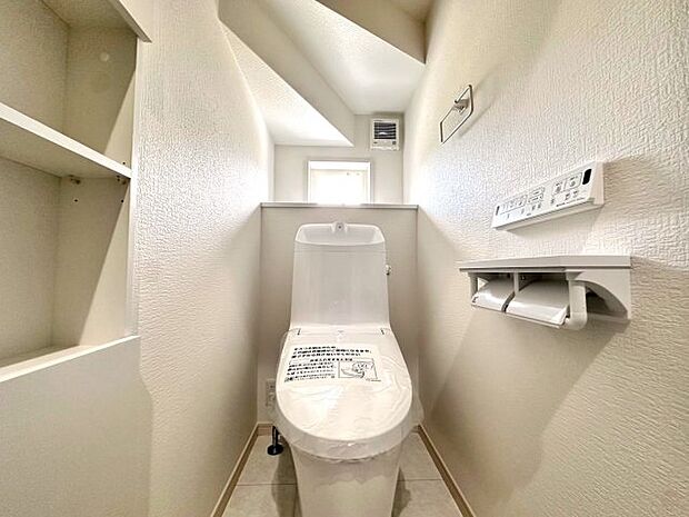 【C号棟:トイレ】白を基調とした、清潔感のあるトイレです。