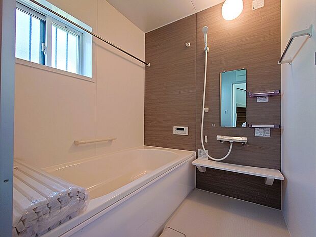 行田市清水町　E号棟　足を伸ばしてゆっくりと浸かれる浴槽の浴室。浴室暖房乾燥機付きなので雨の日や花粉の時期のお洗濯にも大活躍です。