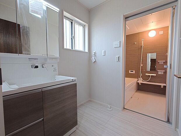 行田市清水町　E号棟　洗面室　鏡裏収納付きのスッキリとした洗面台です。　洗面室にも窓がついていますので、明るく換気することもできます。