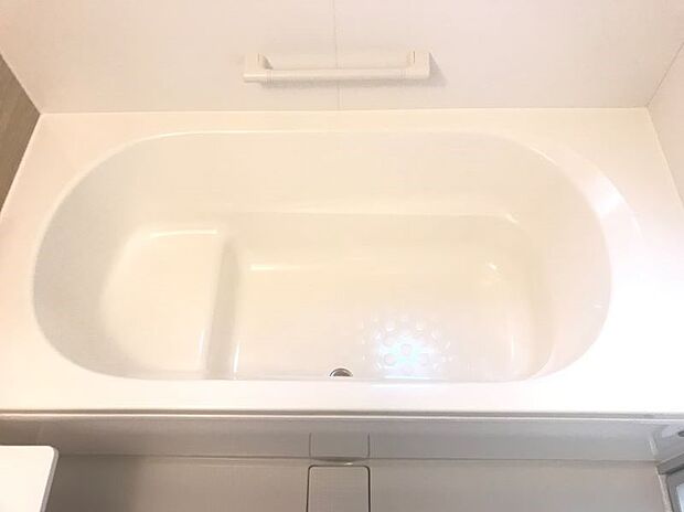 【東町C号棟　風呂　同仕様同形状画像】1坪タイプの浴室は一日の疲れをしっかり癒してくれます。