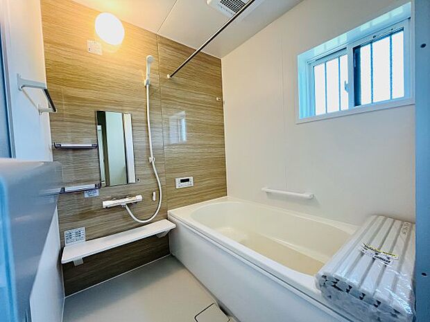 【東町Ｄ号棟　風呂　同仕様同形状画像】1坪タイプの浴室は一日の疲れをしっかり癒してくれます。