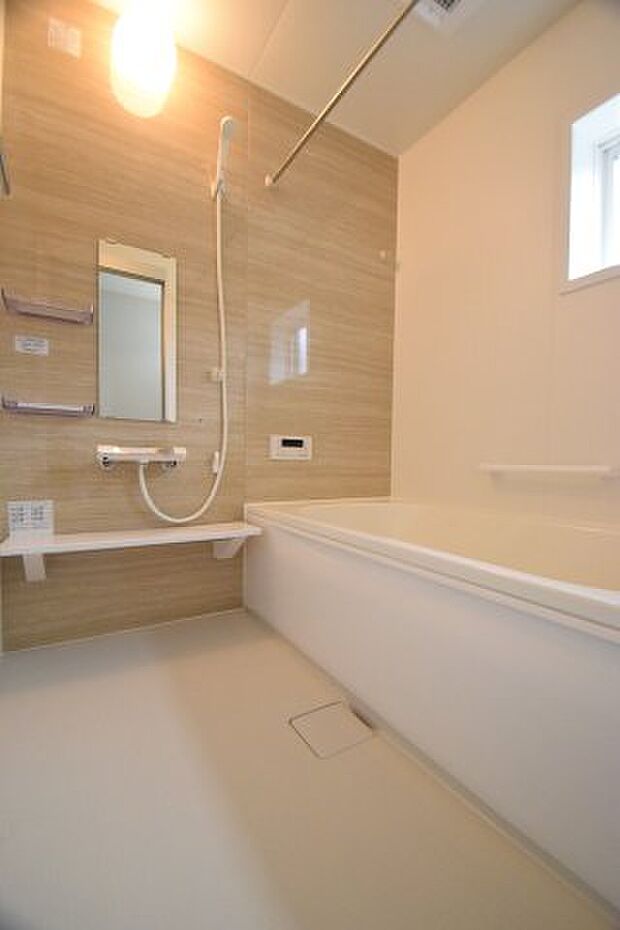 【2号棟・浴室】　1坪サイズの浴室は、明るく開放的な空間に仕上がっています。バスタブも保温性の高い構造になっています。24時間自動換気機能・浴室乾燥・暖房・送風機能もございます。