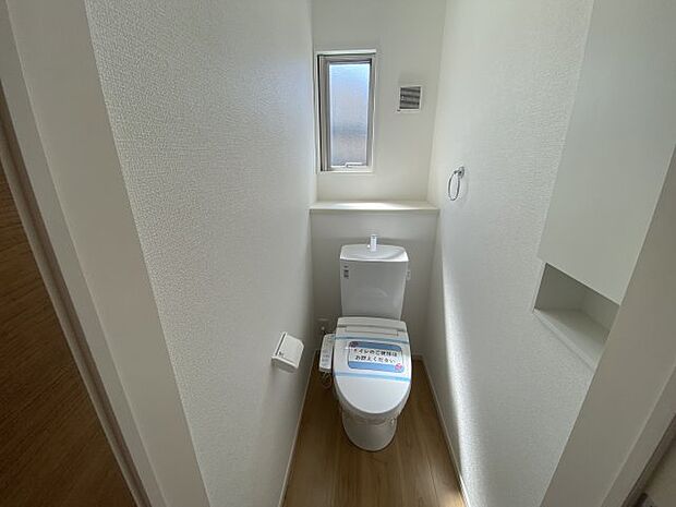 【3号棟　外観】ゆったりとした空間のトイレです