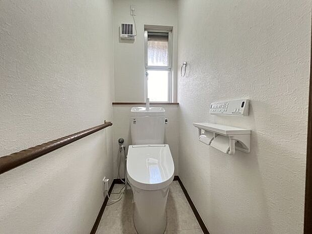 白を基調とした清潔感あるトイレです☆　