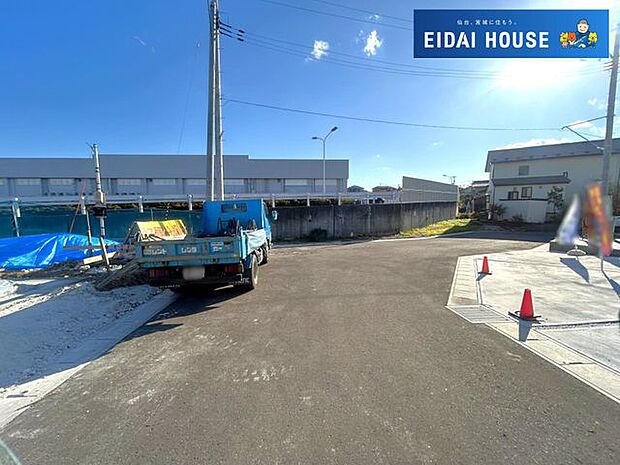 前面道路含む外観