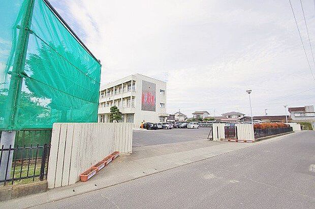 亘理町立逢隈中学校 徒歩9分。 650m