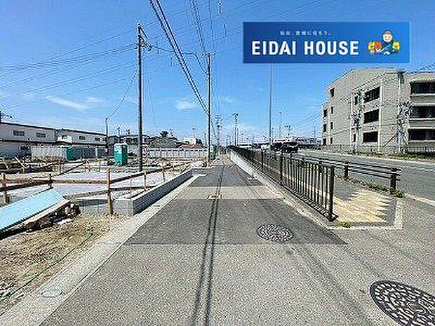 前面道路を含む外観