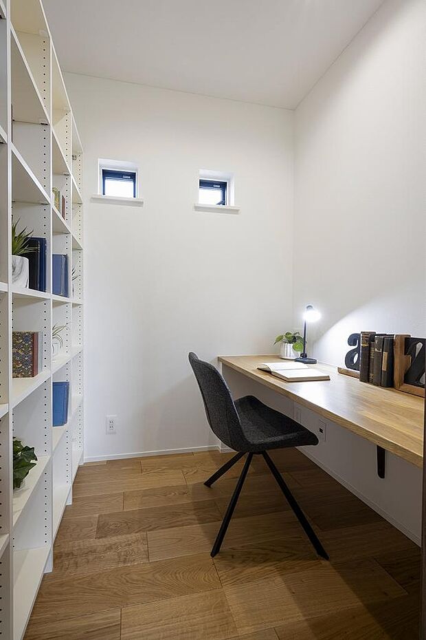 リビングの隣に個室として独立したホームオフィスを設置。書斎やテレワークスペース、家事室としても活用できます。
