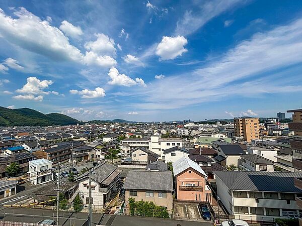 バルコニーからの眺望。角部屋の為、２方から日の光が差し込みます。