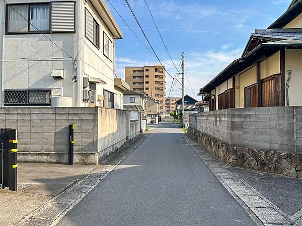 法界院駅徒歩１０分、約８２坪の広大な敷地！北西側の道路に約１５．００ｍと広く接しているため、並列駐車が計画しやすく、採光や風通しに優れた邸宅を建築できます。