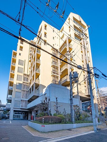 ペット飼育可能◎建物は１１階建て♪壁面の一部はガラスブロック♪屋根は切妻屋根で、凹凸のある採光・通風に配慮された住戸配置です！