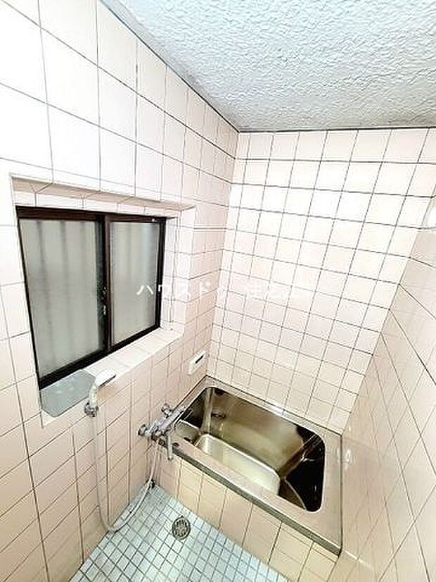 窓があり、換気が行えカビ対策が出来る浴室です☆