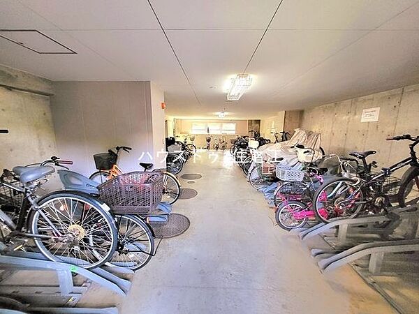 ★屋根付きの駐輪場ですので雨の日も安心。サドルが濡れる事も無いですね！