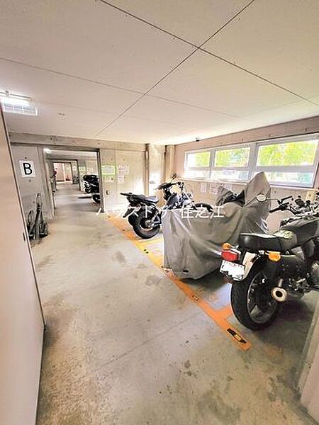 ★バイク置場。最新の空き状況の確認はお気軽にお申し付け下さい。
