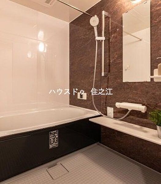 お子様と一緒にバスタイムを楽しめる広々浴室