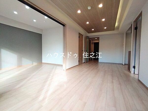 ソファーやダイニングテーブルを置いてもゆとりのある広さのリビングです