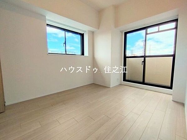 窓が有るので換気はもちろん明るく日差しの入る洋室です♪