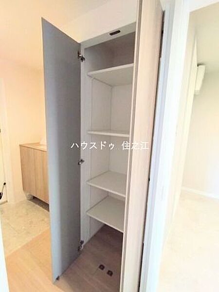 廊下にも便利な収納がございます♪