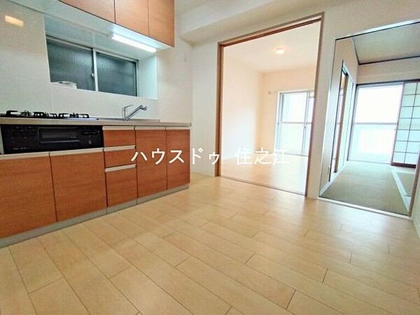キッチン前に窓があるので換気にもなりますよ♪