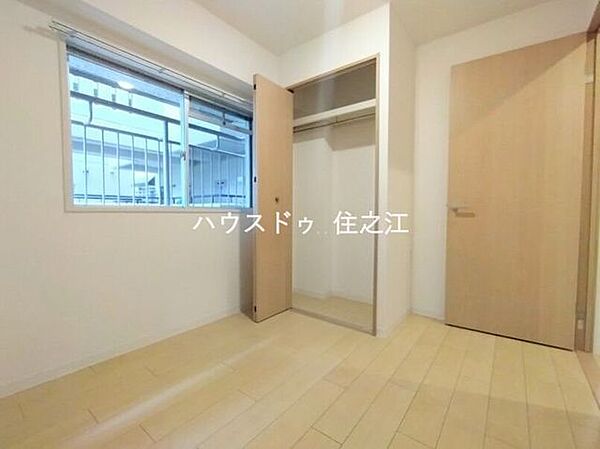窓が有るので換気はもちろん明るく日差しの入る洋室です♪
