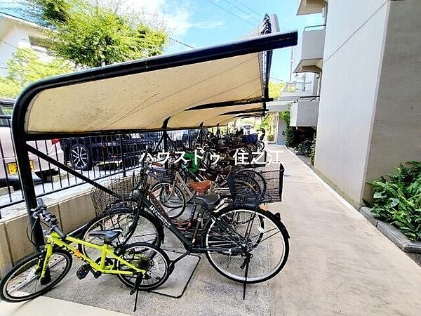 ★屋根付きの駐輪場ですので雨の日も安心。サドルが濡れる事も無いですね！