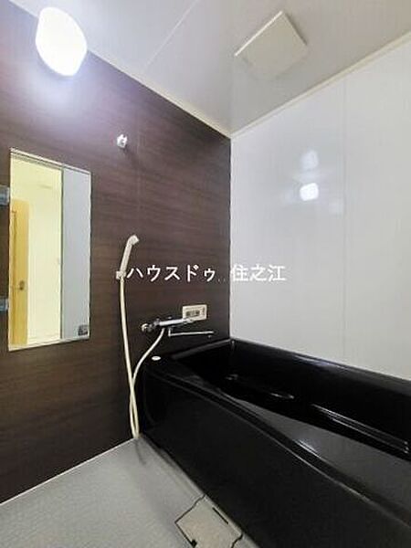 お子様と一緒にバスタイムを楽しめる広々浴室