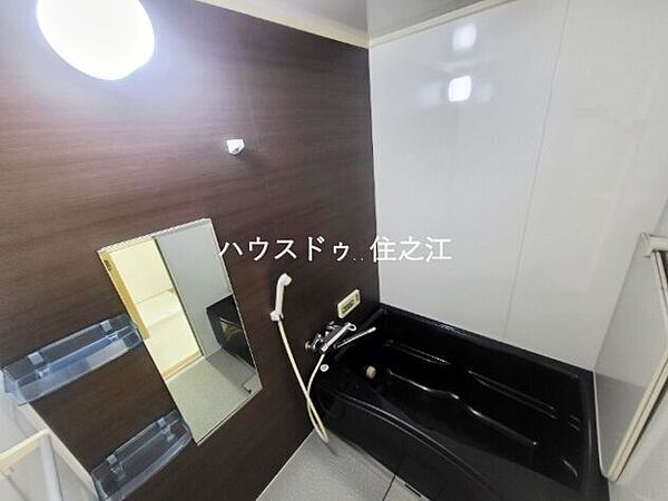 一日の疲れを癒すバスルーム。生活時間の違う家族に嬉しい追炊き機能付きです