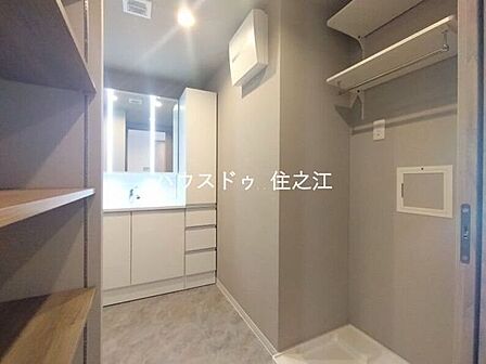 三面鏡の裏に収納もできるので日用品がストックできます