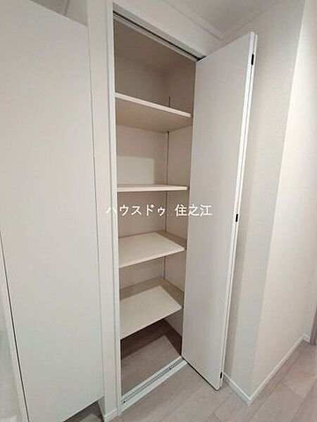 玄関横にも収納がございます。収納豊富です♪