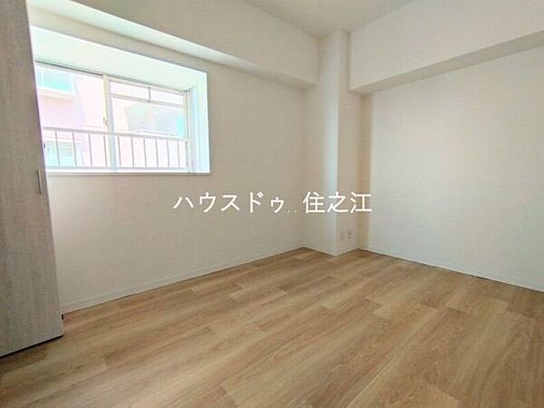 窓が有るので換気はもちろん明るく日差しの入る洋室です♪