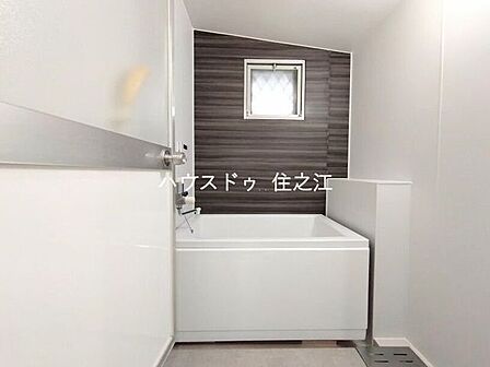 お子様と一緒にバスタイムを楽しめる広々浴室