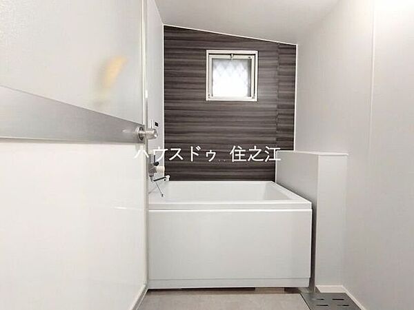 お子様と一緒にバスタイムを楽しめる広々浴室