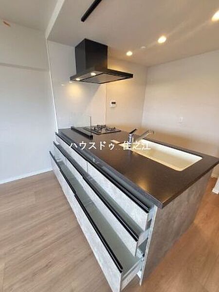 キッチン前にもたくさん収納ができる引き出しがございます。