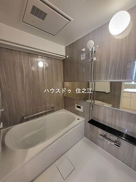 一日の疲れを癒すバスルーム。生活時間の違う家族に嬉しい追炊き機能付きです